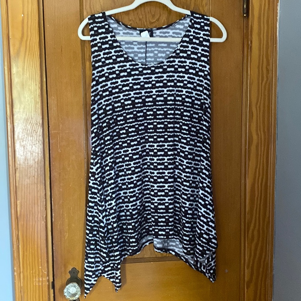 Black and white tunic top